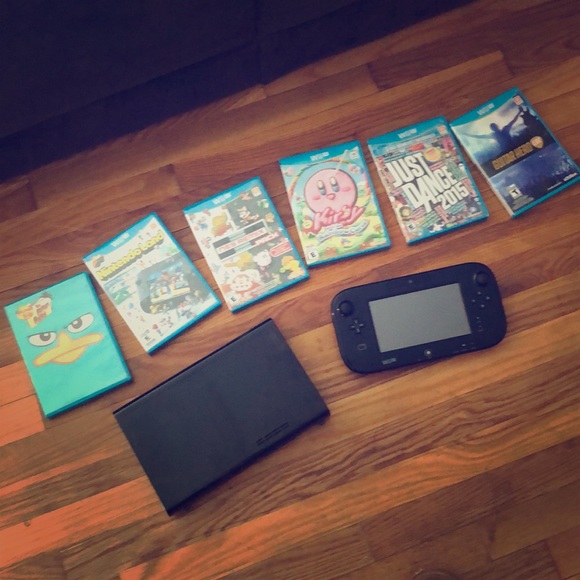 Nintendo Wii U 32GB Black (NintendoLand Bundle) - Picture 1 of 3